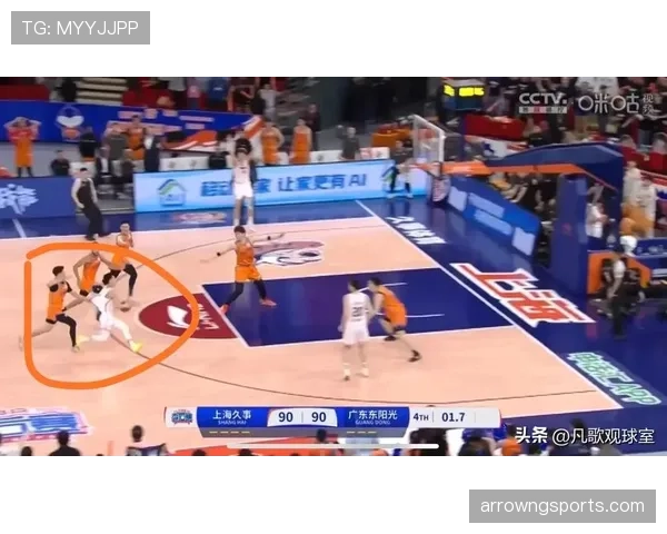 拉人犯规是什么意思？篮球规则中如何判罚拉人犯规