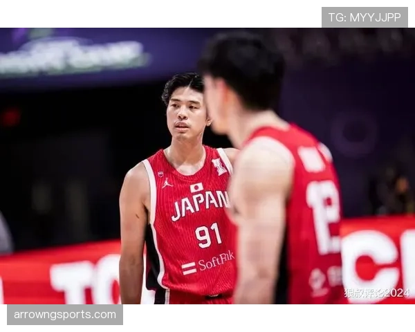 日本国家队在亚洲杯的比赛中展现出了明确的战术风格与稳定的后场组织。 日本国家队在亚洲杯的比赛中展现出了明确的战术风格与稳定的后场组织。